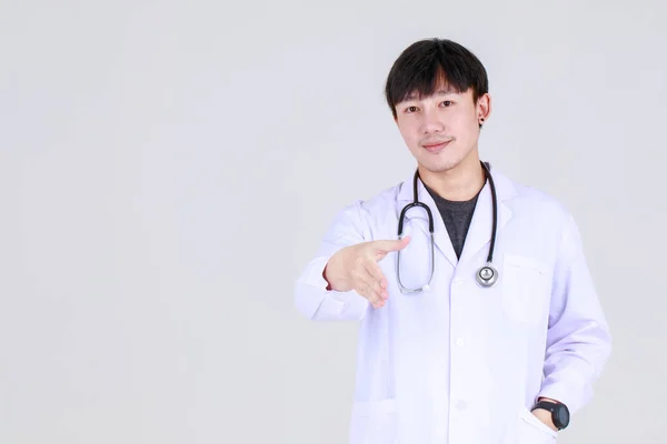Okos Fiatal Kínai Orvos Orvosi Szakmai Köpeny Sztetoszkópos Mosollyal Magabiztos — Stock Fotó