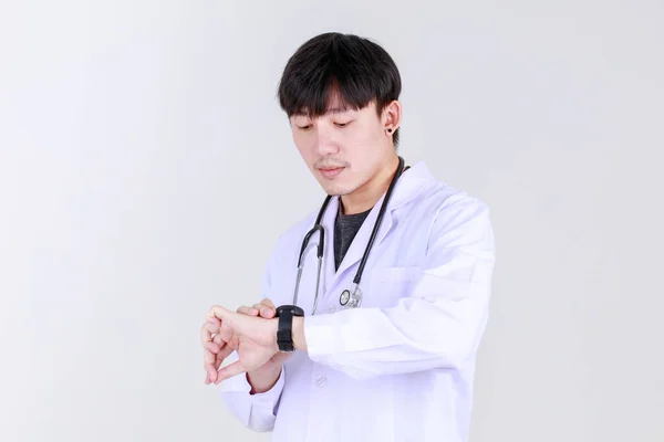Kluger Junger Chinesischer Arzt Arztkittel Mit Stethoskop Lächeln Mit Selbstbewusstem — Stockfoto