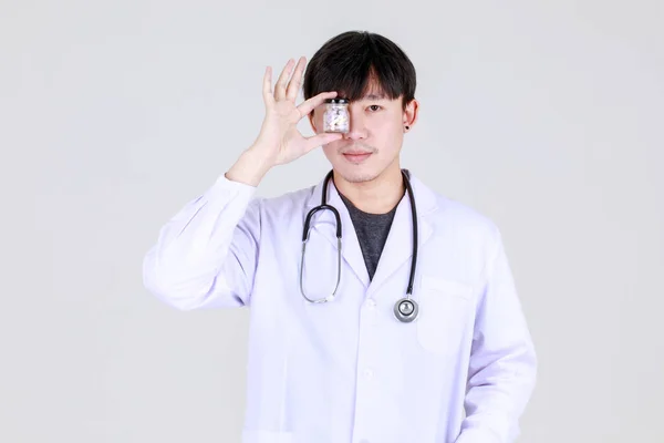 Smart Ung Kinesisk Läkare Medicinsk Professionell Klänning Med Stetoskop Leende — Stockfoto