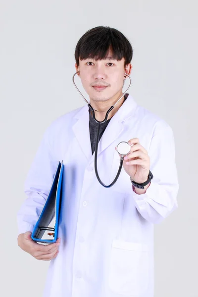Médico Chinês Jovem Inteligente Vestido Profissional Médico Com Sorriso Estetoscópio — Fotografia de Stock