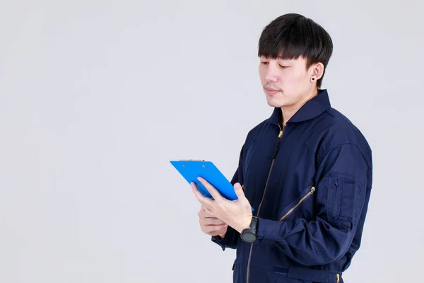ノートボードにメモを書くことで創造的なアイデアを記録し 計画としてターゲットを目指す戦略について考えることで 将来のデザインとビジョンを検討するサービスの制服ジャケット上のスマート中国の男 — ストック写真