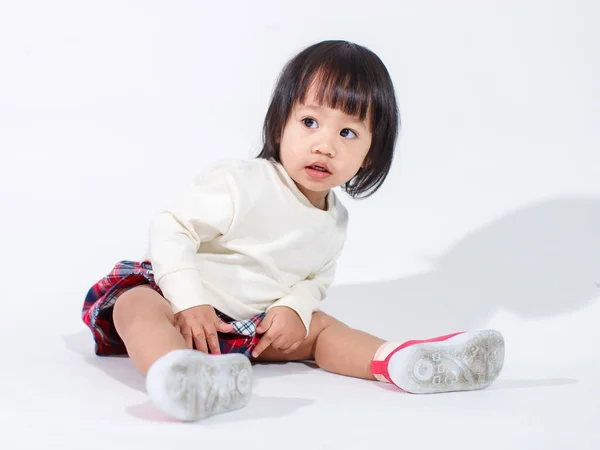 Studioaufnahme Von Kleinen Niedlichen Kurzen Schwarzen Haaren Asiatisches Mädchen Tochter — Stockfoto