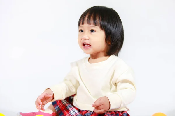 Studioaufnahme Von Kleinen Niedlichen Kurzen Schwarzen Haaren Asiatisches Baby Mädchen — Stockfoto