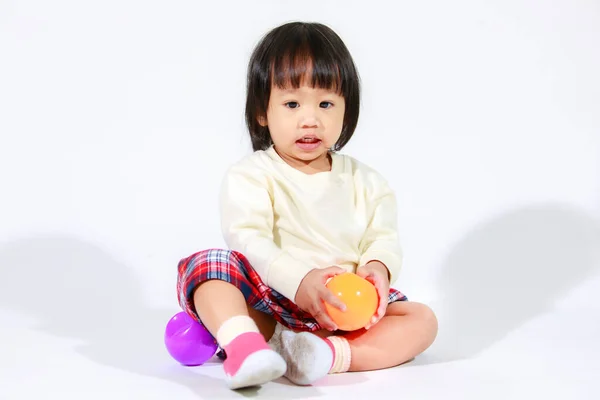 Studioaufnahme Von Kleinen Niedlichen Kurzen Schwarzen Haaren Asiatisches Baby Mädchen — Stockfoto