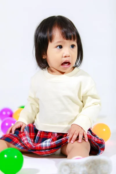 Studioaufnahme Von Kleinen Niedlichen Kurzen Schwarzen Haaren Asiatisches Baby Mädchen — Stockfoto