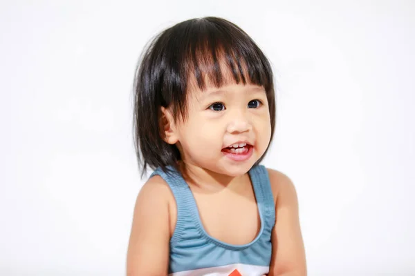 漂亮的幼稚园亚洲女婴女儿穿着可爱的灰色鲨鱼服装泳衣坐在白色背景下的摄影棚照片 — 图库照片