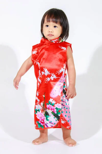 スタジオショットの少しかわいいです罪のないアジアの幼稚園就学前の娘の女の子の子供モデル短い黒髪で赤中国の伝統的なQipao青サム衣装単独で白い背景に立って — ストック写真