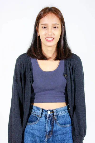 アジアの若い女性モデルの隔離されたスタジオカットアウトショットで作物のトップシャツとジーンズ白い背景に立って — ストック写真