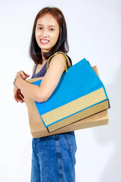 亚洲女性购物狂妈妈购物者身穿时尚眼镜 面带微笑 头戴白色背景的购物袋的独立工作室剪贴画 — 图库照片
