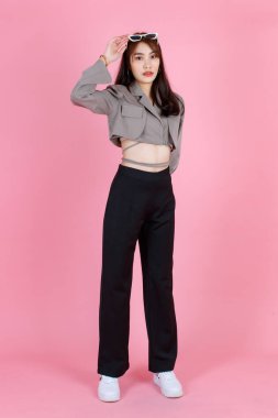 Asyalı genç şehirli modaya uygun genç bayan hippi modelin portre fotoğrafları. Günlük mahsul modelleri. Üst cadde, kafasına güneş gözlüğü takıyor..