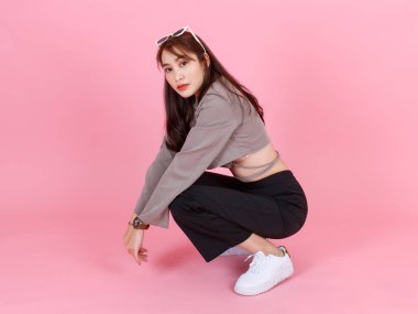 Asyalı genç şehir modasına uygun genç bayan hippi modelinin portre çekimleri. Günlük mahsul modelleri. Üst cadde, kafasına güneş gözlüğü takıyor.