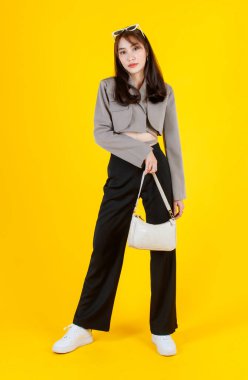 Asyalı modaya uygun yeniyetme kadın hippi fotoğrafının bir portresi. Gündelik mahsul genç mankeni. Üst cadde ceket giyiyor, spor ayakkabı giyiyor.