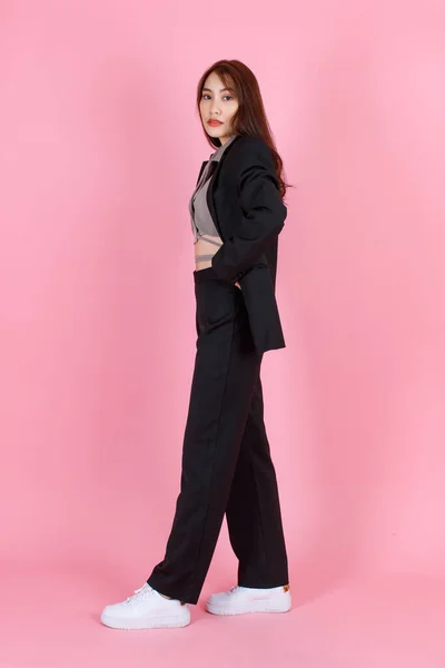 Asya Nın Güzel Kentsel Modayı Modern Modaya Uygun Siyah Takım — Stok fotoğraf