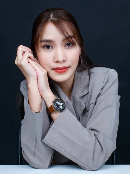 아시아인젊은 매력적 모델을 초상화 클로저 스튜디오에서 평상복 손목에 화장을 모델은 — 스톡 사진