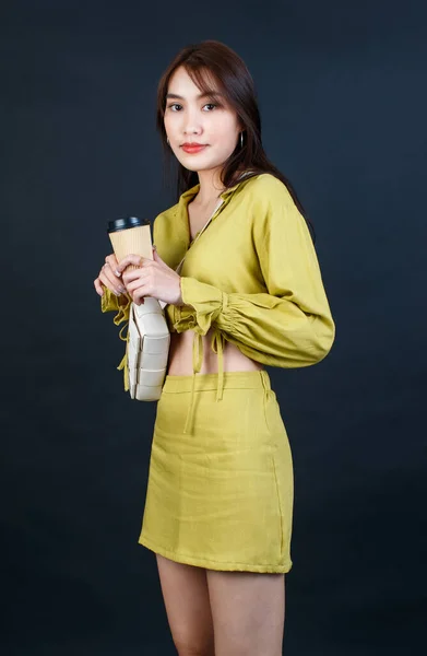 Porträtt Studio Skott Asiatisk Urban Mode Kvinnlig Affärskvinna Casual Gröda — Stockfoto