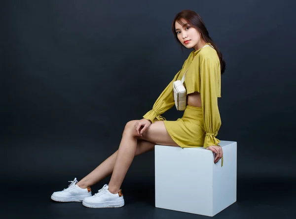 Porträtt Studio Skott Asiatiska Trendiga Modernt Mode Kvinnlig Modell Casual — Stockfoto