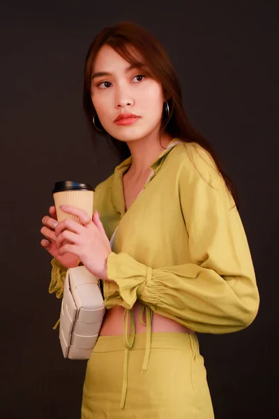 Porträtt Studio Skott Asiatisk Urban Mode Kvinnlig Affärskvinna Casual Gröda — Stockfoto