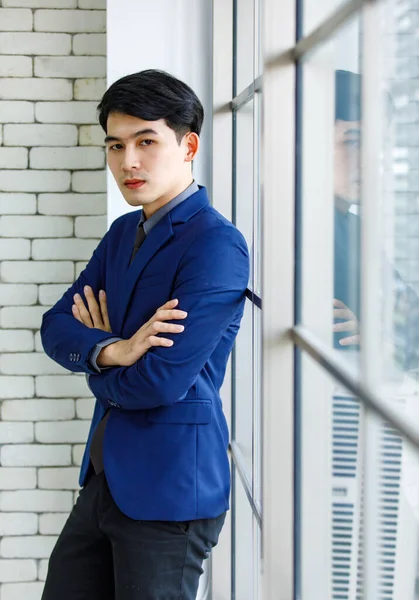Estúdio Retrato Tiro Asiático Bonito Profissional Bem Sucedido Empresário Masculino — Fotografia de Stock