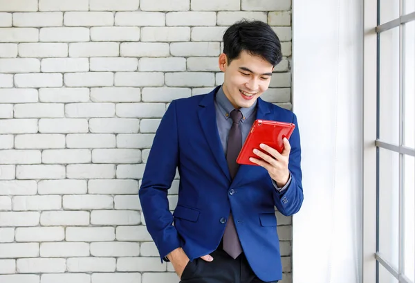 Asyalı Yakışıklı Profesyonel Başarılı Adamı Resmi Mavi Kravatlı Elinde Akıllı — Stok fotoğraf