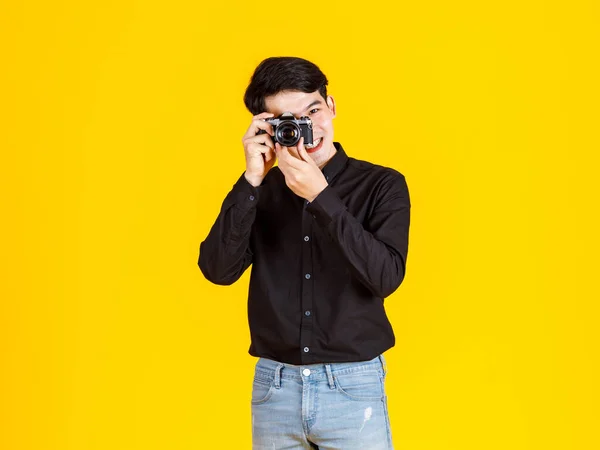 Milenyum Asyalı Genç Profesyonel Moda Fotoğrafçısı Fotoğrafçısının Portre Fotoğrafı Sırıtarak — Stok fotoğraf