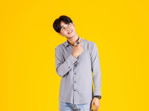 Milenyum Asyalı Genç Erkek Modelin Şık Modaya Uygun Giyinmiş Sarı — Stok fotoğraf