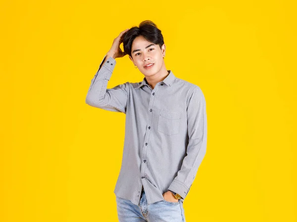 Studioaufnahme Von Millennial Asian Smart Cool Male Fashion Model Stilvollem — Stockfoto