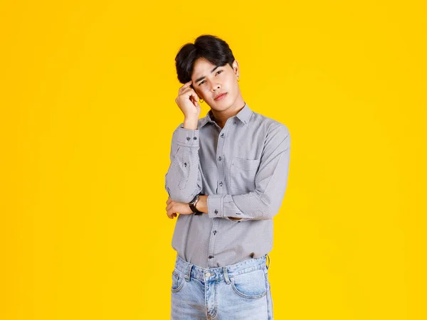 Studioaufnahme Von Tausendjährigen Asiatischen Nachdenklichen Zweifelnden Neugierigen Männlichen Modemodel Stilvollem — Stockfoto
