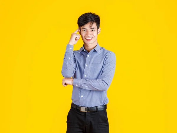千年の肖像画のスタジオショットアジアの若い男性のプロの成功したビジネスマンの起業家の正式なシャツやスラックで立っている黄色の背景にポーズ — ストック写真