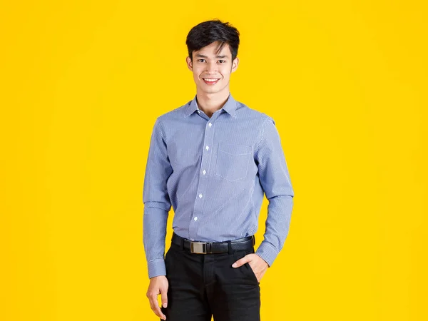아시아의 사업가가 노란색 주머니에 셔츠와 바지를 — 스톡 사진