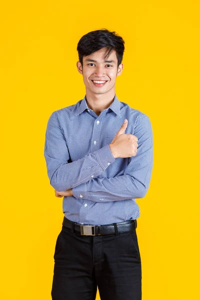 千禧年亚洲年轻男性职业成功企业家穿着正式衬衫 穿着黄底鞋站在沙发上的肖像工作室照片 — 图库照片