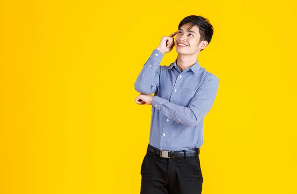 Asyalı Genç Profesyonel Adamının Resmi Gömleği Pantolonu Ile Sarı Arka — Stok fotoğraf