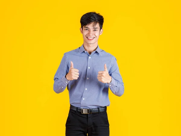 Asyalı Genç Profesyonel Adamının Resmi Gömleği Pantolonu Ile Sarı Arka — Stok fotoğraf