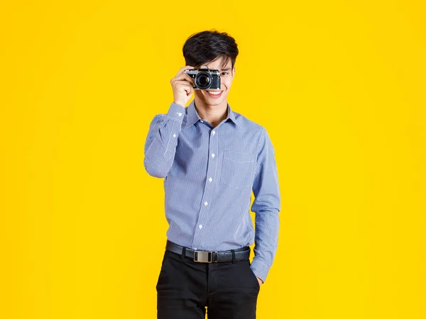 초상화 클로즈업 스튜디오는 노란색 배경에 Dslr 카메라를 조준하며 평상복을 아시아 — 스톡 사진