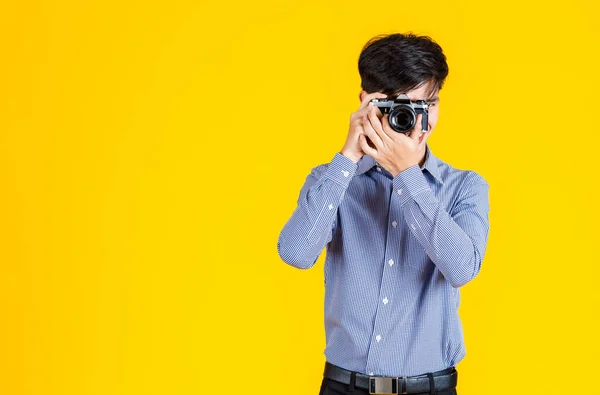 Bin Yıllık Asyalı Profesyonel Moda Fotoğrafçısı Fotoğrafçısının Elinde Sarı Arka — Stok fotoğraf