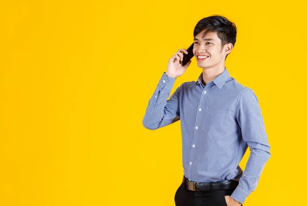 2000 아시아 전문직의 성공적 사업가가 노란색 배경의 통화할 스마트폰을 미소짓고 — 스톡 사진