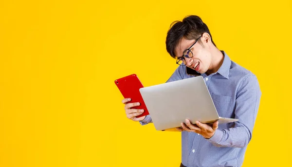 Estudio Toma Millennial Ocupado Estresado Sobrecarga Asiático Profesional Hombre Negocios —  Fotos de Stock