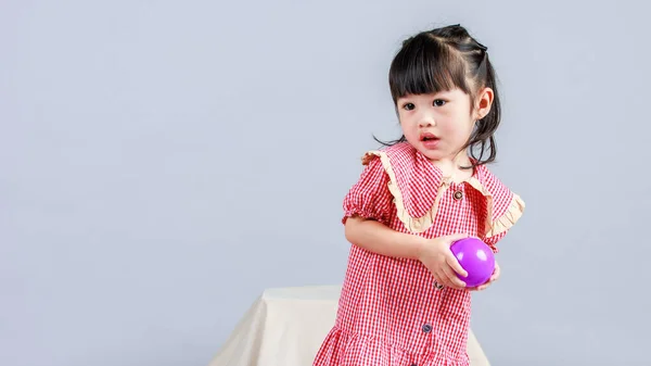 Portrait Studioaufnahme Von Kleinen Niedlichen Kindergarten Vorschulkind Tochter Rotem Langen — Stockfoto