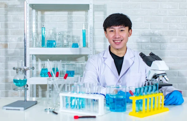 Retrato Estudio Disparo Asiático Joven Profesional Científico Blanco Bata Laboratorio — Foto de Stock