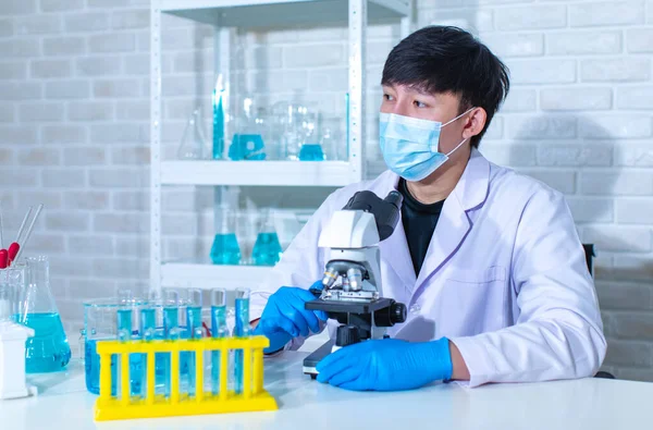 Primer Plano Tiro Facial Joven Científico Profesional Asiático Bata Laboratorio — Foto de Stock