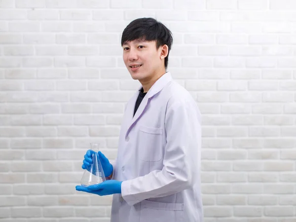 Retrato Estudio Disparo Asiático Profesional Científico Blanco Bata Laboratorio Guantes — Foto de Stock