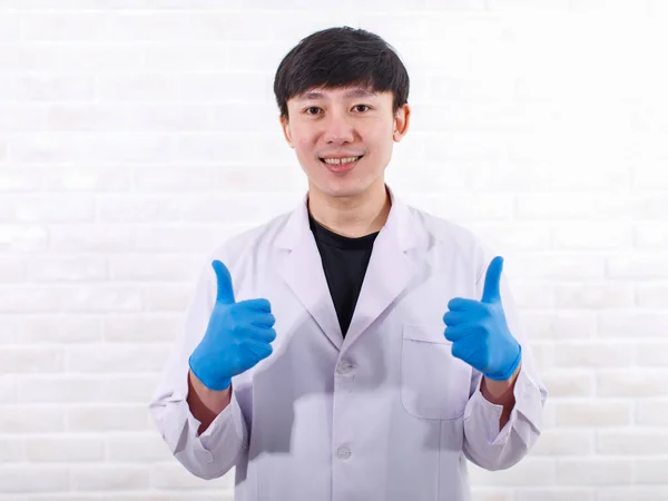 Portrait Studio Fotografiert Asiatische Professionelle Männliche Wissenschaftler Weißem Labormantel Gummihandschuhe — Stockfoto