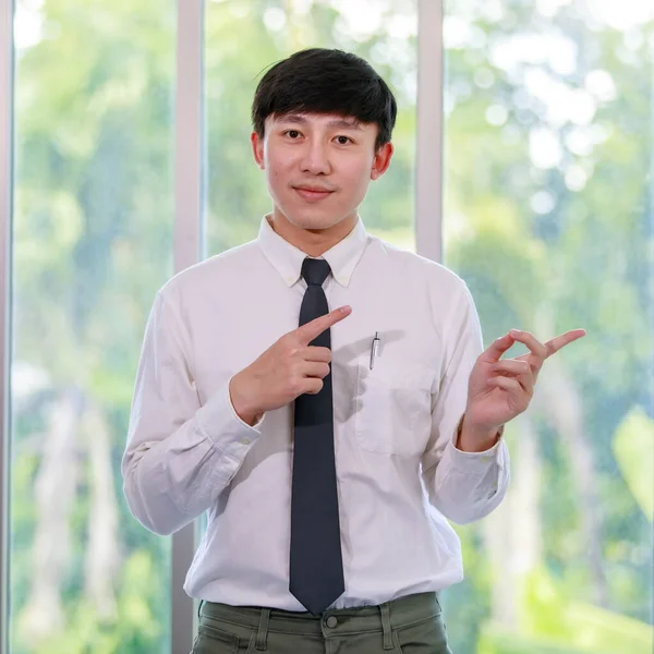 Asyalı Profesyonel Başarılı Adamının Resmi Gömlekli Kravatlı Ofiste Kameraya Bakarken — Stok fotoğraf