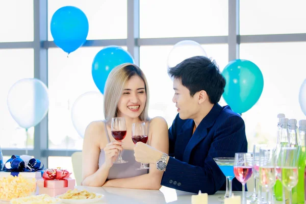 Millennial Joven Amante Pareja Asiática Marido Traje Formal Hermosa Esposa — Foto de Stock