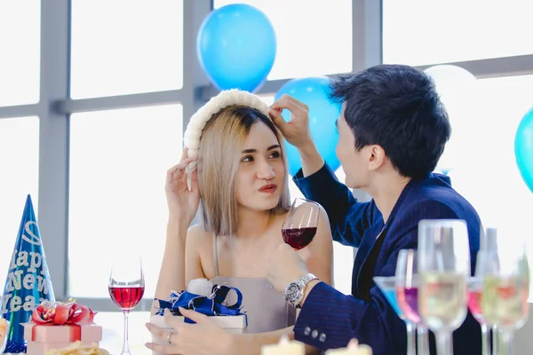 Millennial Joven Amante Pareja Asiática Marido Traje Formal Hermosa Esposa — Foto de Stock