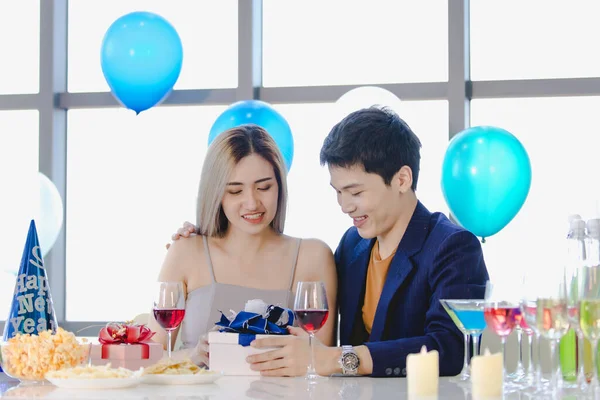 Millennial Junge Liebhaber Paar Asiatischen Mann Formellen Anzug Und Schöne — Stockfoto