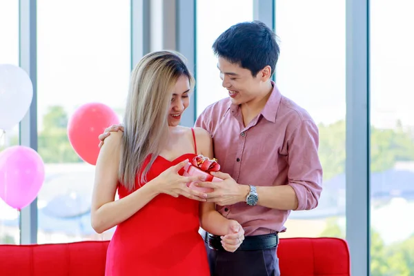 Asyalı Genç Sevgili Yakışıklı Sevgili Güzel Sevgiliye Kırmızı Hediye Paketi — Stok fotoğraf