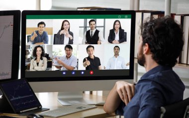 Şirketin sosyal mesafeli online toplantı konferansının bilgisayar monitöründeki video çağrı ekranının çok kültürlü küresel iş adamlarının ofis ticaret odasındaki sunumuna yakın çekim.