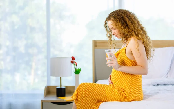 Peinado Rizado Joven Feliz Saludable Caucásico Embarazo Madre Modelo Naranja — Foto de Stock