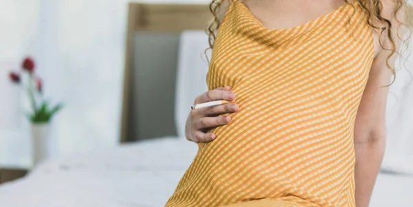 Krullend Kapsel Jong Ongelukkig Ongezond Slecht Gedrag Blank Zwangerschap Moeder — Stockfoto