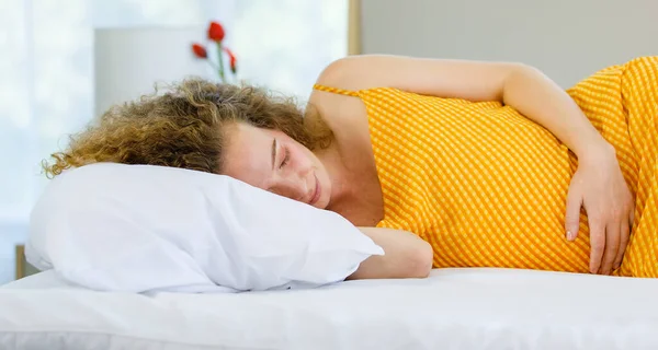 Peinado Rizado Joven Cansado Cansado Somnoliento Caucásico Embarazo Madre Naranja — Foto de Stock